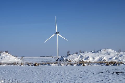 vindmølle, vindkraft, vind, sne, ydeevne, vinter, natur, snedækket, vinterlige, miljø, miljøbeskyttelse, vedvarende energi, kold temperatur, alternativ energi, brændstof og elproduktion, blå, turbine, miljøspørgsmål, magt i naturen, skønhed i naturen, strøm, himmel, is, bæredygtige ressourcer, ingen mennesker, elektricitet, udendørs, Strømforsyning, klima, 4K, CC0, offentligt domæne, royaltyfrie