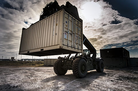 last container, løftet, køretøj, Indlæser, last, beholder, transportere, industriel, importere, handel, tung, maskine, forsendelse, kran, arbejder, arbejdskraft, land køretøj, industri, maskineri, lastbil, byggebranchen, udstyr, transportmidler, himmel, transportform, sky - himmel, natur, hjul, dæk, godstransport, udendørs, arkitektur, dag, ingen mennesker, jord, motor køretøj, forretning, køretøj trailer, 4K, CC0, offentligt domæne, royaltyfrie