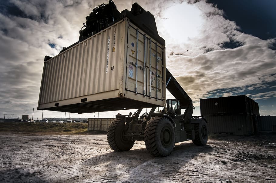 contenidor de càrrega, elevat, vehicle, càrrega, contenidor, transport, industrial, importació, comerç, pesat, màquina, enviament, grua, treballador, treball, vehicle terrestre, indústria, maquinària, camió, industria de la construcció, equipament, cel, manera de transport, núvol - cel, naturalesa, roda, pneumàtic, transport de mercaderies, a l'aire lliure, arquitectura, dia, cap gent, terra, automòbil, negocis, remolc del vehicle, 4K
