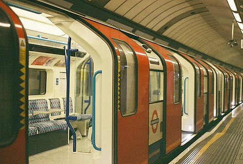 Brun, hvid, sort, passagertog, tog, transportmidler, station, jernbanespor, metrostationen, metrostation, jernbanestation platform, indendørs, transportform, offentlig transport, metro platform, rejse, tog - køretøj, jernbanetransport, undergrundsbane, arkitektur, køretøj interiør, ingen mennesker, tog interiør, fravær, belyst, 720P, CC0, offentligt domæne, royaltyfrie