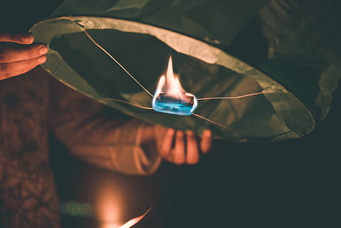 tæt på, Foto, sort, lanterne, flydende, lys, flamme, brænding, mørk, nat, menneskelig hånd, hånd, bedrift, en person, menneskelig kropsdel, natur, ild, belyst, glødende, kropsdel, varme - temperatur, brand - naturligt fænomen, indendørs, rigtige mennesker, belysningsudstyr, voksen, finger, sort baggrund, 5K, CC0, offentligt domæne, royaltyfrie