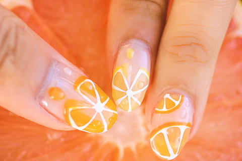 drei Personenfinger, Person, Finger, menschliche Hand, orange Farbe, Nahansicht, Zitrusfrucht, Obst, Orangenfrucht, Gesundheitswesen und Medizin, menschlicher Finger, Scheibe, menschliches Körperteil, Fingernagel, menschliches Bein, Menschen, Schönheit, Körperteil, Hand, Erwachsene, Nagel, Frau, Nagelpolitur, drinnen, Mode, Maniküre, mehrfarbig, menschliches Glied, Nagel Kunst, menschlicher Fuß, 1080P, CC0, gemeinfrei, lizenzfrei