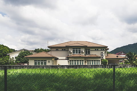 braunes Haus, Weiß, braun, Haus, wolkig, Himmel, geschossig, malt, Grün, Gräser, Mesh, verknüpft, Draht, Zaun, Gras, Fenster, Gebäude, Zuhause, draußen, Wohnhaus, Natur, keine Leute, die Architektur, ländliche Szene, Gebäudehülle, wolke - himmel, gebaute Struktur, Wohngegend, Pflanze, Tag, grüne Farbe, Land, Baum, Dach, Feld, 4K, CC0, gemeinfrei, lizenzfrei