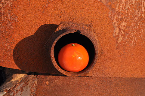 orange, solen, rust, orange farve, ingen mennesker, natur, hul, tæt på, cirkel, geometrisk form, sollys, form, udendørs, varme - temperatur, dag, høj vinkel visning, arkitektur, enkelt objekt, brænding, skygge, miljø, murbygningsfunktion, metal, cement, 4K, CC0, offentligt domæne, royaltyfrie