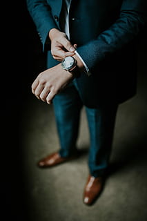 mand, jakkesæt, lave, manchet, mennesker, herrer, menneskelig hånd, hanner, voksen, en person, holde øje, tid, kun en mand, menneskelig kropsdel, kun voksne, hånd, stående, armbåndsur, lavt afsnit, bedrift, kropsdel, menneskelige ben, rigtige mennesker, indendørs, Kvinder, mode, afslappet tøj, venter, jeans, finger, menneskelig lem, 2K, CC0, offentligt domæne, royaltyfrie