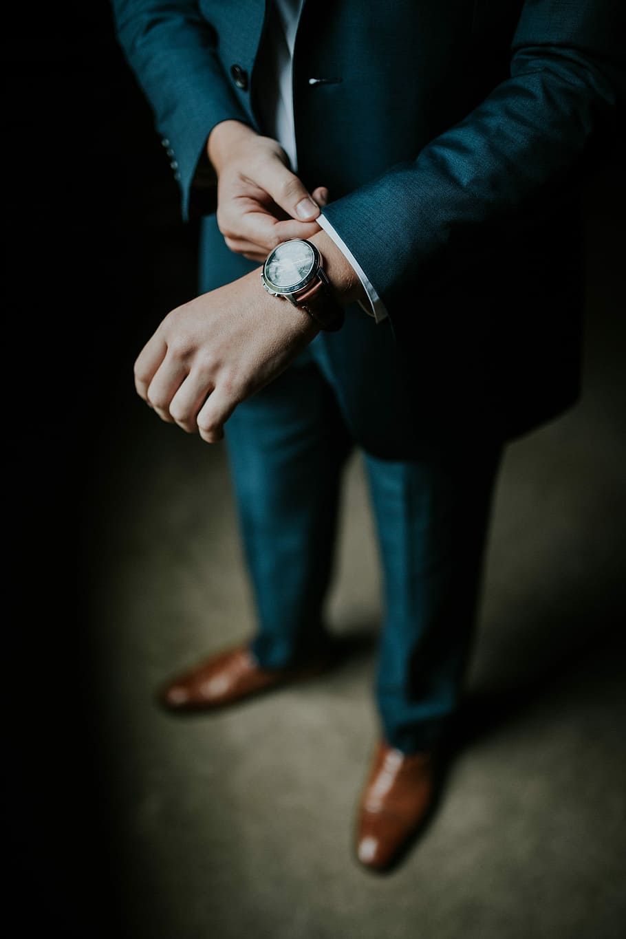 mand, jakkesæt, lave, manchet, mennesker, herrer, menneskelig hånd, hanner, voksen, en person, holde øje, tid, kun en mand, menneskelig kropsdel, kun voksne, hånd, stående, armbåndsur, lavt afsnit, bedrift, kropsdel, menneskelige ben, rigtige mennesker, indendørs, Kvinder, mode, afslappet tøj, venter, jeans, finger, menneskelig lem, 2K