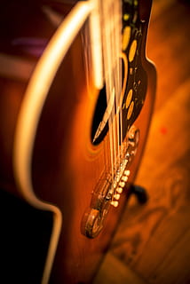 gitara, dodatkowy, widok, muzyka, instrument muzyczny, instrument smyczkowy, kultura i rozrywka artystyczna, sprzęt muzyczny, wewnątrz, drewno - materiał, żadnych ludzi, strunowy, skrzypce, studio strzał, selektywne skupienie, zbliżenie, muzyka klasyczna, gitara elektryczna, umiejętność, muzyka rockowa, kolorowe tło, 5K, CC0, domena publiczna, darmowe zdjęcia