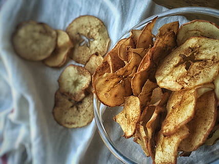 æble, chips, kanel, mad og drikke, mad, friskhed, indendørs, stilleben, høj vinkel visning, klar til at spise, tæt på, ingen mennesker, bord, bagt, direkte over, Brun, velvære, brød, sund kost, snack, papir, plade, fristelse, fransk mad, bakke, 2K, CC0, offentligt domæne, royaltyfrie