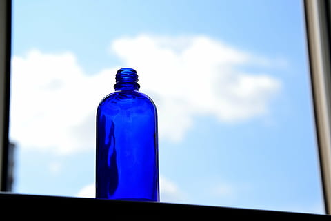 finestra, ampolla de color blau, blau, núvol, cel, ampolla, beure, vidre - material, transparent, núvol - cel, contenidor, dia, primer pla, a l'interior, centrar-se en primer pla, sol objecte, enfocament selectiu, cap gent, naturalesa, cantimplora, menjar i beguda, 4K, CC0, domini públic, lliure de regalies