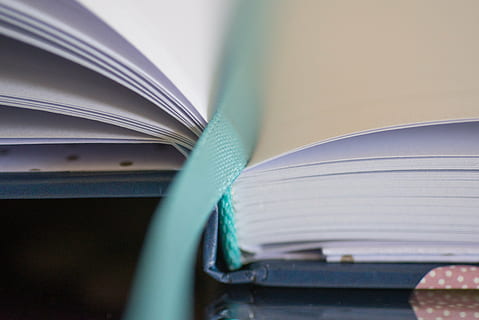 detailní fotografie, otevřeno, bílý, stránky knihy, zelená, záložka do knihy, notebook, lano, rezervovat, napsat, pero, tužka, číst, poznámky, denní program, kancelář, lavice, plánování, vzdělání, nikdo, detail, papír, den, venku, spojení, selektivní zaměření, vydání, uvnitř, sdělení, učení se, vícebarevné, technologie, pohyb, modrý, abstraktní, data, kabel, Internet, stránka, 5K, CC0, veřejná doména, bez autorských práv