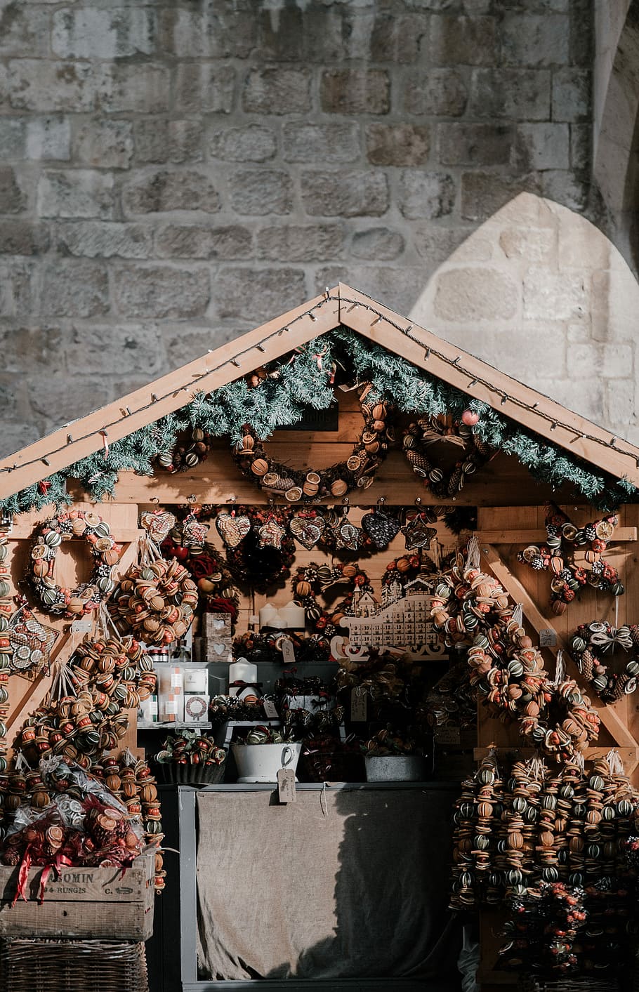 parada de mercat de Nadal, Corones de Nadal, marró, fusta, front store, edifici, arquitectura, pedra, paret, cobert, estructura construïda, dia, exterior de l'edifici, persones reals, multitud, decoració, funció de construcció de parets, gent, naturalesa, homes, representació, art i artesania, estils de vida, a l'aire lliure, 4K