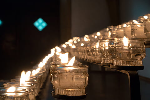 lukket fotografering, tændte, stearinlys, lys, ofre, bøn, kirke, offerlys, kontemplativ, donation, lyse, mindesmærker, mindes, flamme, symbol, hukommelse, belyst, brænding, ild, indendørs, varme - temperatur, religion, stor gruppe af objekter, ingen mennesker, i en række, fokus på forgrunden, tro, brand - naturligt fænomen, belysningsudstyr, tæt på, spiritualitet, glødende, bygget struktur, nat, te lys, elektrisk lampe, sort baggrund, 5K, CC0, offentligt domæne, royaltyfrie