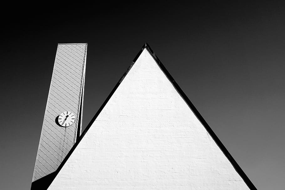 bílý, pyramida budovy, vedle, věž, architektura, budova, čas, hodiny, struktura, zřízení, střecha, trojúhelník, černobílý, Černý a bílý, tvaru trojúhelníku, nikdo, stavba, svítí, den, uvnitř, detail, slunný, šedá, nízký úhel pohledu, bílá barva, čisté nebe, podepsat, tvar, šedé pozadí, nebe, kopie prostor, sdělení, studio shot, zpráva, 5K