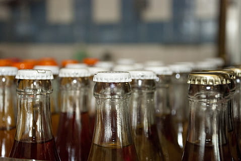 bottiglie, bere, bicchiere, birra, bevande analcoliche, Soda, caps, stuoia, vetro - materiale, cibo e bevande, contenitore, rinfresco, concentrarsi sulle conoscenze acquisite, nessuno, avvicinamento, bottiglia, di fila, trasparente, attrezzature domestiche, in casa, tavolo, gruppo di oggetti, messa a fuoco selettiva, alcool, grande gruppo di oggetti, bevanda analcolica, 2K, CC0, dominio pubblico, privo di copyright