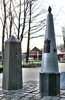 Wahrzeichen, Stein, Meilenstein, Rand, dreiländereck, Geschichte, alt, historisch, Erinnerung, Kultur, Sehenswürdigkeiten, Baum, Tag, keine Leute, Pflanze, die Architektur, Fokus auf den Vordergrund, Natur, gebaute Struktur, Himmel, draußen, Metall, Post, kahler Baum, architektonische Säule, Friedhof, Nahansicht, Denkmal, Pole, Gebäudehülle, 4K, CC0, gemeinfrei, lizenzfrei