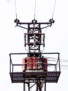 obecny, kabel, słup latarni ulicznej, pylon, napięcie, nagromadzenie, transformator, sprzęt, niebo, technologia, białe tło, studio strzał, żadnych ludzi, morze, na dworze, architektura, zbudowana struktura, metal, Natura, dzień, niski kąt widzenia, czyste Niebo, czerwony, sprzęt oświetleniowy, wieża, w stylu retro, zbliżenie, drewno - materiał, etap, 4K, CC0, domena publiczna, darmowe zdjęcia