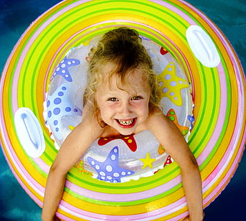 oppustelige, cirkel, vand, pool, pige, baby, smilende, krøller, lykke, barn, barndom, kun børn, kigger på kameraet, glad, sjovt, nydelse, multi farvet, emotion, fritidsaktivitet, piger, forfra, en person, portræt, legeplads, spille, høj vinkel visning, uskyld, positive følelser, udendørs legepladsudstyr, 2K, CC0, offentligt domæne, royaltyfrie