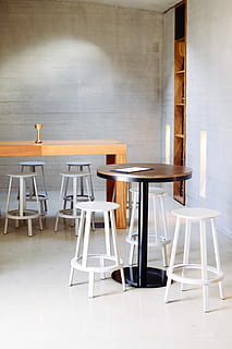 rund, Brun, piedestal bord, afføring, sæde, bord, bar, cafe, stol, indendørs, fravær, ingen mennesker, møbel, træ - materiale, tom, mad og drikke, arkitektur, restaurant, moderne, stilleben, forretning, natur, gulve, dag, skrivebord, luksus, 4K, CC0, offentligt domæne, royaltyfrie