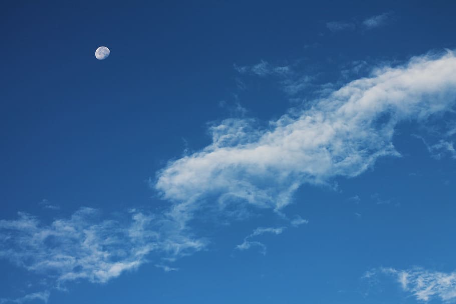 núvols blancs, lluna, núvols, cel, núvols de cel, blau, núvols de cel blau, dramàtica, cosmos, llum de la lluna, il·luminació, natural, cicle de la lluna, pagà, naturalesa, dia de la lluna, atmosfera, Nou Mèxic, núvols de lluna, art de la lluna, cloud art, ennuvolat, ciència, al matí, temps, teló de fons, fons d’escriptori, escènic, serè, fases de la lluna, decreixent, gibús decreixent, gibona, set de lluna, signe de lluna, cel blau, pacífica, tranquil, cel d’estiu, Mitja lluna, wiccan, ambar avalona, núvol - cel, vista d’angle baix, cap gent, bellesa a la natura, escenics - natura, escena tranquil·la, a l'aire lliure, tranquil·litat, cloudscape, espai, dia, Color blanc, fons, còpia espai, a l'aire, Lluna planetària, 4K