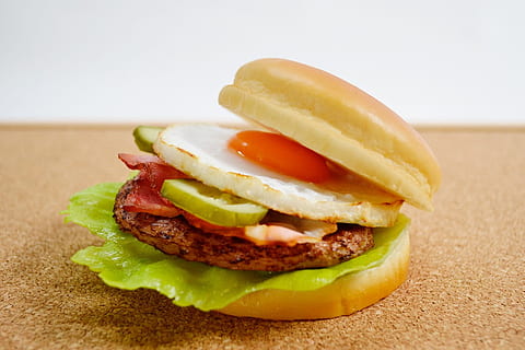 burger, kød, salat, bacon, stegt æg, hamburger, mad, hurtig, stegt, æg, falsk, hvid, tilbage, sandwich, ost, bøf, brød, usund spisning, ingen mennesker, mad og drikke, frokost, snack, tomat, fastfood, bolle, cheeseburger, måltid, tag mad ud, junk food / fastfood, gourmet, tæt på, studio skud, farvebillede, løg, skive, sund kost, grøntsag, frugt, indendørs, klar til at spise, friskhed, forarbejdet kød, 720P, CC0, offentligt domæne, royaltyfrie