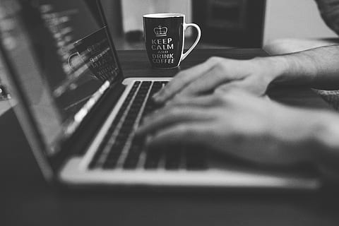 person, ved brug af, bærbar computer, æble, computer, kop, elektronik, hænder, tastatur, bærbar, macbook, macbook pro, krus, menneskelig hånd, menneskelig kropsdel, indendørs, en person, selektiv fokusering, tæt på, drikke, voksen, kun voksne, mennesker, hånd, bord, fritidsaktivitet, rigtige mennesker, kort, gambling, fritidsspil, meddelelse, tekst, finansiere, kunstkultur og underholdning, mulighed, herrer, finger, 5K, CC0, offentligt domæne, royaltyfrie