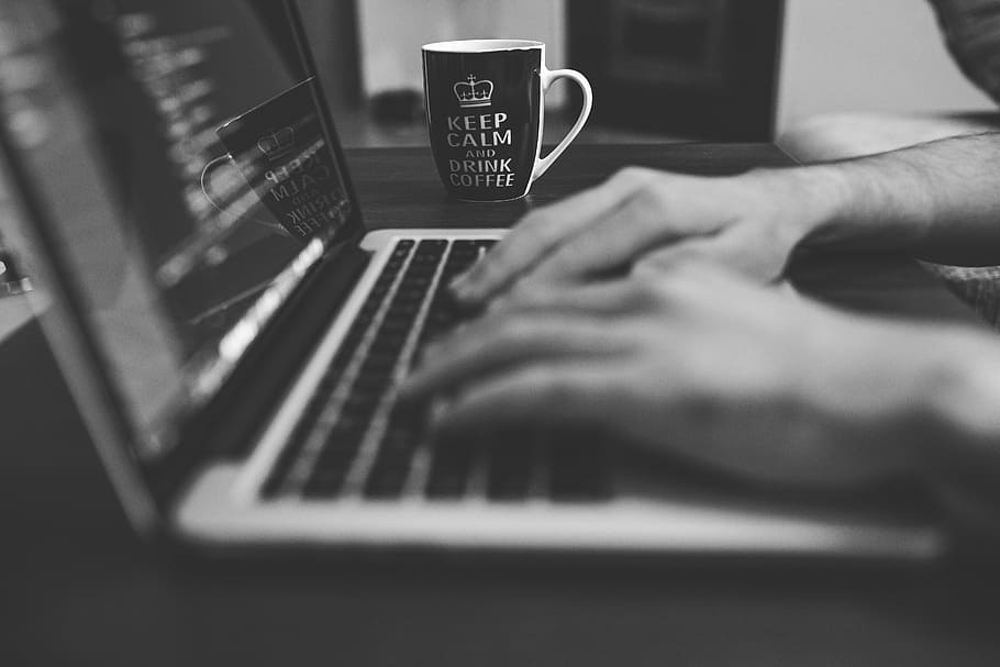 person, ved brug af, bærbar computer, æble, computer, kop, elektronik, hænder, tastatur, bærbar, macbook, macbook pro, krus, menneskelig hånd, menneskelig kropsdel, indendørs, en person, selektiv fokusering, tæt på, drikke, voksen, kun voksne, mennesker, hånd, bord, fritidsaktivitet, rigtige mennesker, kort, gambling, fritidsspil, meddelelse, tekst, finansiere, kunstkultur og underholdning, mulighed, herrer, finger, 5K
