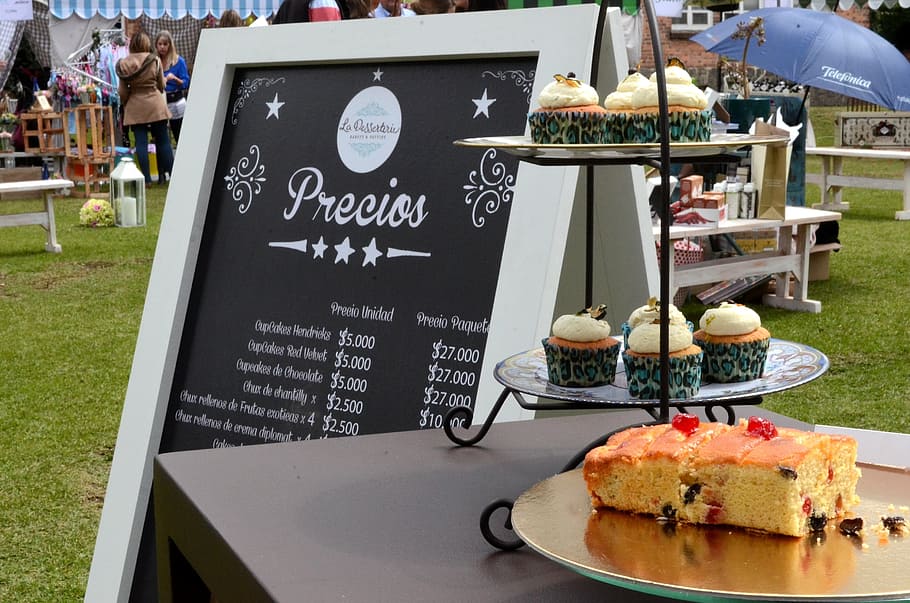 Messe, Waren, Biskuitkuchen, Essen und Trinken, keine Leute, Tag, Lebensmittel, Nahansicht, draußen, Frische, Text, Cafe, Tafel, Kommunikation, Tabelle, Restaurant, Geschäft, westliche Schrift, Süßes Essen, Süss, Dessert, fertig für den Verzehr, Straßencafé, Speisekarte, Versuchung, französisches Essen, 2K