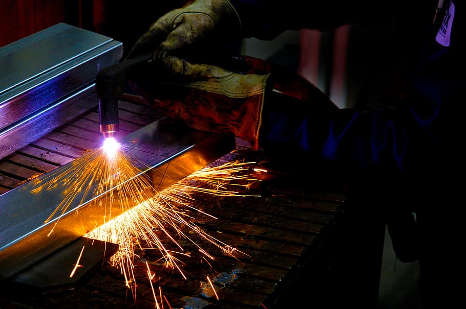 home, celebració, torxa de soldadura, persona que torxa el metall, llum, espurnes, taller, soldadura, industrial, moviment borrós, treball, persones reals, ocupació, una persona, moviment, habilitat, indústria del metall, a l'interior, metall, indústria, calor - temperatura, roba de treball protectora, homes, soldador, protecció, acer, 2K
