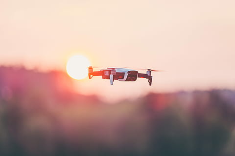 negre, blanc, drone quadcopter, volant, quadrone, cel, selectiu, focalitzar la fotografia, drone, sol, tecnologia, càmera, a l'aire lliure, posta de sol, sortida del sol, vol, control remot, aire mavic, aire dji mavic, dji, bosc, arbre, transport, llum solar, naturalesa, vehicle aeri, avió, manera de transport, cap gent, futurista, centrar-se en primer pla, vigilància, seguretat, còpia espai, a l'aire, moviment, 5K, CC0, domini públic, lliure de regalies