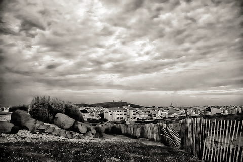 landskab, Sky, himmel, bjerg, natur, himmel, bjerg, morgen, overskyet, sort og hvid, ingen mennesker, gammel, sky - himmel, udendørs, sepia tonet, arkitektur, bygget struktur, bygning udvendig, bygning, dag, plante, træ, by, miljø, jord, skønhed i naturen, 5K, CC0, offentligt domæne, royaltyfrie