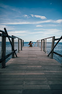 Frau, Sitzung, Seedock, Dock, Wasser, Holz, wolkig, Himmel, Blau, windig, Pfad, Aussicht, Seebrücke, Meer, Tapete, tolle, Nikon, Sonnenuntergang, blond, Haar, Ponton, Liebe, Mädchen, Geländer, wolke - himmel, Richtung, echte Menschen, der Weg nach vorn, eine Person, Holz - Material, Schönheit in der Natur, Lebensstile, Natur, Tag, die Architektur, Szenen - Natur, Freizeitbeschäftigung, Horizont über Wasser, abnehmende Perspektive, draußen, Holzverkleidung, 5K, CC0, gemeinfrei, lizenzfrei