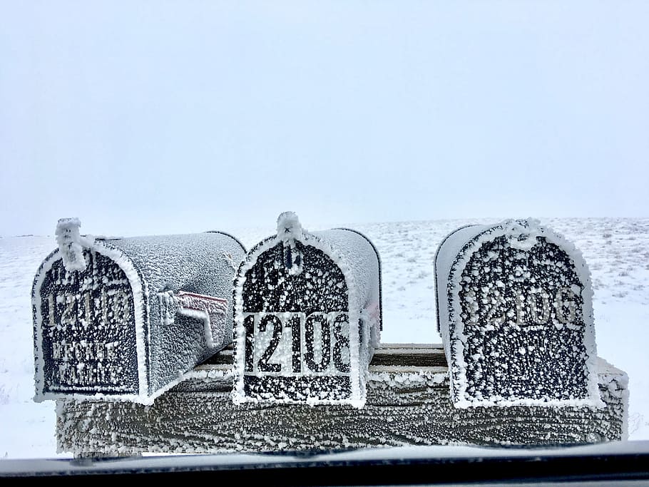inverno, caselle di posta, freddo, temperatura fredda, giorno, testo, natura, cielo, nessuno, la neve, copia spazio, comunicazione, all'aperto, cassetta postale, posta, cielo sereno, lettera, sceneggiatura occidentale, avvicinamento, metallo, congelato, 4K
