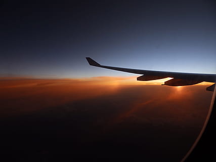 solnedgang, flyet, vinge, skyer, himmel, flyvningen, plads, luftfartøj, fly, flyvende, transportform, rejse, transportmidler, flyvinger, skønhed i naturen, scenics - natur, ingen mennesker, luftfoto, natur, kopiere plads, sky - himmel, silhuet, miljø, Midt i luften, sol, udendørs, luftfartsindustrien, 4K, CC0, offentligt domæne, royaltyfrie