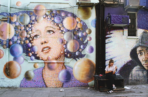 aircon, inde, væg, vægmaleri, maleri, kunst, graffiti, mennesker, pige, sidder, venter, en person, rigtige mennesker, livsstil, dag, Kvinder, repræsentation, voksen, fritidsaktivitet, menneskelig repræsentation, sæde, kigger væk, fuld længde, hunner, leder, bygget struktur, udendørs, arkitektur, midt voksen, detailvisning, 4K, CC0, offentligt domæne, royaltyfrie