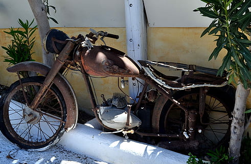 moto, ciclomotor, oldtimer, vell, nostàlgic, vehicle de dues rodes, bicicletes, històric antic, nostàlgia, primer pla, decoració, locomoció, tanca, es va retirar, ferralla, dia, a l'interior, cap gent, arbre, obsoleta, abandonat, transport, espatllat, manera de transport, aixafar, declivi, deteriorament, rovellat, metall, funció de construcció de parets, vehicle terrestre, mal estat, roda, trencat, estil retro, arruïnat, garatge, desguàs, 4K, CC0, domini públic, lliure de regalies
