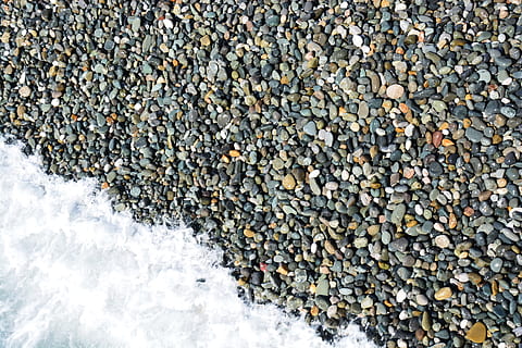 textura, fondo, modelo, piedra, mar, sochi, rock, sólido, abundancia, naturaleza, piedra - objeto, nadie, día, vista de alto ángulo, Guijarro, gran grupo de objetos, fotograma completo, tierra, al aire libre, directamente arriba, temperatura fría, roca - objeto, belleza en la naturaleza, nieve, antecedentes, agua que fluye, 1080P, CC0, dominio público, libre de derechos