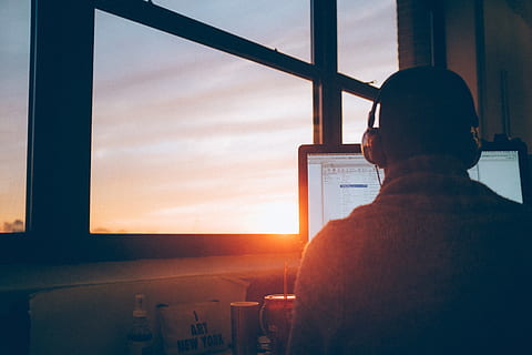 man, zittend, geconfronteerd, monitor, uitzicht, werkruimte, zonsondergang, werkend, technologie, mensen, mannen, volwassen, op zoek, kopie ruimte, venster, achteraanzicht, een persoon, wolk - lucht, binnenshuis, glas - materiaal, echte mensen, transparant, hemel, natuur, levensstijlen, luchthaven, vervoer, stoel, 4K, CC0, publiek domein, royaltyvrij