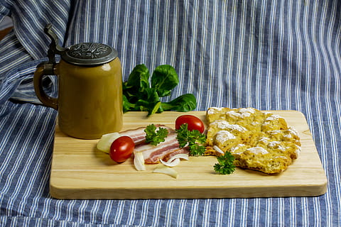 pane croccante, pane piatto, vespro, krug, al forno, selberbacken, pane cotto, cibo, pane, spuntino, pagnotta di pane, crosta di pane, Alto Adige, cibo e bevande, verdura, freschezza, mangiare sano, benessere, in casa, pomodoro, tavolo, natura morta, tagliere, frutta, nessuno, ingrediente, tovaglia, avvicinamento, vista dall'alto, contenitore, formaggio, Spezia, erba, 5K, CC0, dominio pubblico, privo di copyright
