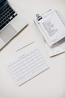 Silber Laptop-Computer, Notizbuch, Weiß, Frühling Notebook, Druckerpapier, Schreibtisch, Planung, Computer, Tastatur, Papiere, Anmerkungen, Tabelle, Kommunikation, High Angle View, Papier-, Technologie, Stift, drinnen, Stillleben, Geschäft, keine Leute, Text, kabellose Technologie, Laptop, Büro, Möbel, dokumentieren, Studioaufnahme, Papierkram, 4K, CC0, gemeinfrei, lizenzfrei