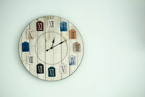 redondo, marrón, de madera, reloj analogo, montado, pared, reloj, minutero, hora, minuto, alarma, diseño, icono, firmar, estadística, conjunto, creativo, estilo, presentación, marca, info, número, línea, forma, modelo, controlar, ajuste, restricción, regla, paso, atención, consciente, ser consciente, regulación, pared - característica de la construcción, nadie, instrumento de tiempo, reloj de pared, la cara del reloj, copia espacio, reloj de mano, Números romanos, circulo, forma geometrica, manecilla de la hora, Fondo blanco, arquitectura, adentro, romano, solo objeto, 5K, CC0, dominio público, libre de derechos
