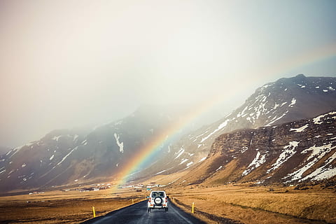 hvid, bil, rejsende, bjerge, regnbue, byvej, afstand, bjerg, Sky, vej, kørsel, rute, 4x4, sne, regn, island, eventyr, tåget, dal, transportmidler, transportform, miljø, scenics - natur, landskab, himmel, motor køretøj, natur, skønhed i naturen, vejen frem, retning, bevægelse, land køretøj, rejse, på farten, motorcykel, bjergkæde, ingen mennesker, udendørs, tur, 2K, CC0, offentligt domæne, royaltyfrie