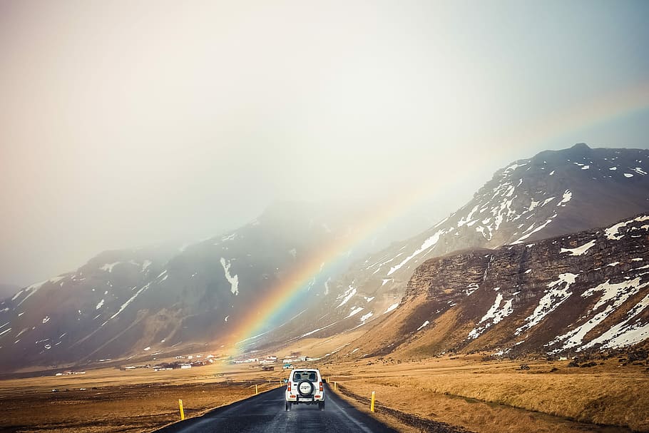 hvid, bil, rejsende, bjerge, regnbue, byvej, afstand, bjerg, Sky, vej, kørsel, rute, 4x4, sne, regn, island, eventyr, tåget, dal, transportmidler, transportform, miljø, scenics - natur, landskab, himmel, motor køretøj, natur, skønhed i naturen, vejen frem, retning, bevægelse, land køretøj, rejse, på farten, motorcykel, bjergkæde, ingen mennesker, udendørs, tur, 2K