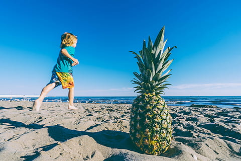 grønn, ananas, grå, Strand, dessert, forrett, frukt, juice, avling, hav, sand, bølger, mennesker, kid, barn, gutt, blå, blondt hår, full lengde, ung voksen, bare kvinner, én person, himmel, land, vann, barndom, fritidsaktivitet, sollys, ekte folk, natur, dag, stående, horisont over vann, livsstil, utendørs, frisyre, 5K, CC0, offentlig domene, opphavsrett gratis