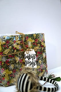 marron, rouge, boite cadeau, parcelle, présent, cadeau, chaîne, étiquette, à l'intérieur, Noël, fête, vacances, décoration, surprise, personnes, émotion, se concentrer sur le fond, espace de copie, vue arrière, événement de vacances, prise de vue en studio, décoration de Noël, un événement, Sapin de Noël, motif floral, 5K, CC0, domaine public, libre de droits