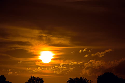 matahari terbenam, Perasaan Senang, awan, langit, percintaan, awan - langit, keindahan di alam, scenics - alam, matahari, ketenangan, sinar matahari, warna oranye, alam, langit yang dramatis, adegan yang tenang, kuning, perasaan kagum, idilis, suasana, lingkungan Hidup, cloudscape, tidak ada orang, di luar rumah, terang, gelap, terang benderang, meteorologi, 4K, CC0, domain publik, bebas royalti