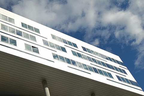 cuc, fotografia de vista visual, blanc, edifici, vista dels ulls del cuc, fotografia, edifici blanc, exterior de l'edifici, arquitectura, estructura construïda, cel, modern, finestra, blau, arquitectura i edificis, edifici d'oficines, negocis, vidre - material, a l'aire lliure, cap gent, escena urbana, tecnologia, indústria, vista d’angle baix, núvol - cel, naturalesa, ciutat, dia, exterior d’edifici d’oficines, Color blanc, llum solar, oficina, patró, 2K, CC0, domini públic, lliure de regalies