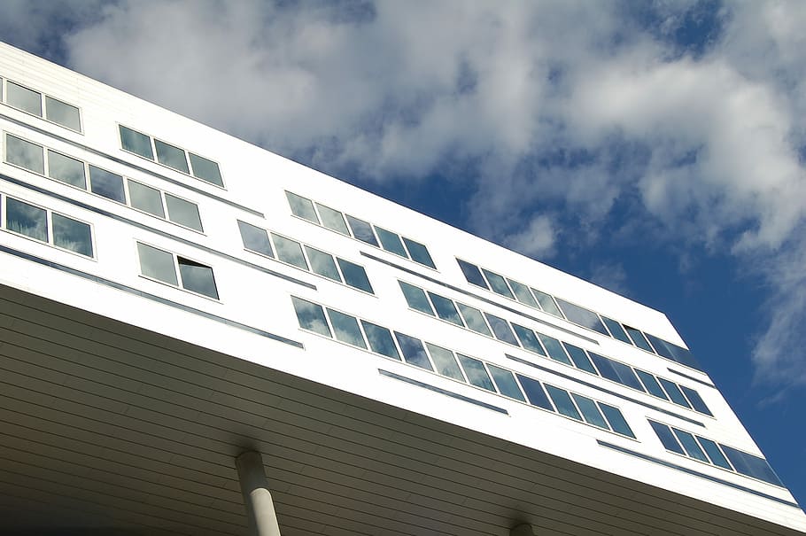 cuc, fotografia de vista visual, blanc, edifici, vista dels ulls del cuc, fotografia, edifici blanc, exterior de l'edifici, arquitectura, estructura construïda, cel, modern, finestra, blau, arquitectura i edificis, edifici d'oficines, negocis, vidre - material, a l'aire lliure, cap gent, escena urbana, tecnologia, indústria, vista d’angle baix, núvol - cel, naturalesa, ciutat, dia, exterior d’edifici d’oficines, Color blanc, llum solar, oficina, patró, 2K