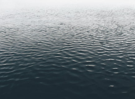 mare grigio, mare, oceano, acqua, onda, natura, sfondi, riflessione, lago, ondulazione, la tranquillità, bellezza nella natura, nessuno, increspato, scenics - natura, modello, scena tranquilla, fotogramma intero, giorno, vista dall'alto, modello naturale, all'aperto, idilliaco, purezza, pulito, 4K, CC0, dominio pubblico, privo di copyright