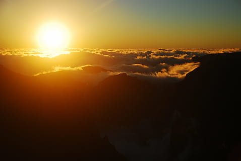 Sonnenuntergang, Berge, Wolken, Madeira, Insel, Himmel, Sonne, Sonnenlicht, Szenen - Natur, wolke - himmel, Schönheit in der Natur, Umgebung, Natur, Berg, Ruhe, Silhouette, ruhige Szene, Dramatischer Himmel, idyllisch, Sonnenstrahl, Horizont, orange Farbe, Landschaft, keine Leute, Gebirge, draußen, dunkel, Linseneffekt, hell, 4K, CC0, gemeinfrei, lizenzfrei