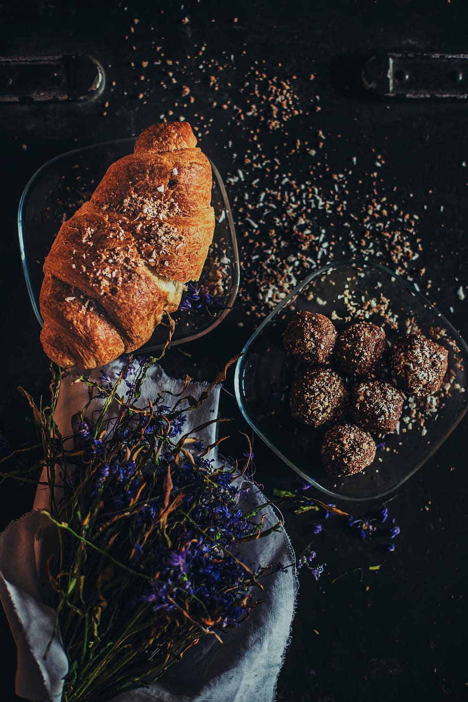 chokolade bolde, ved siden af, rulle brød, rulle, brød, mad, gourmet, bageri, bagt, friskhed, madlavning, hjemmelavet, bagværk, tæt på, mad og drikke, indendørs, ingen mennesker, klar til at spise, stilleben, høj vinkel visning, overbærenhed, sødt mad, bord, usund spisning, måltid, dessert, sød, natur, plante, fristelse, morgenmad, aftensmad, snack, 5K
